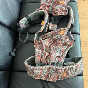 Tula Free to Grow - Pink and Black